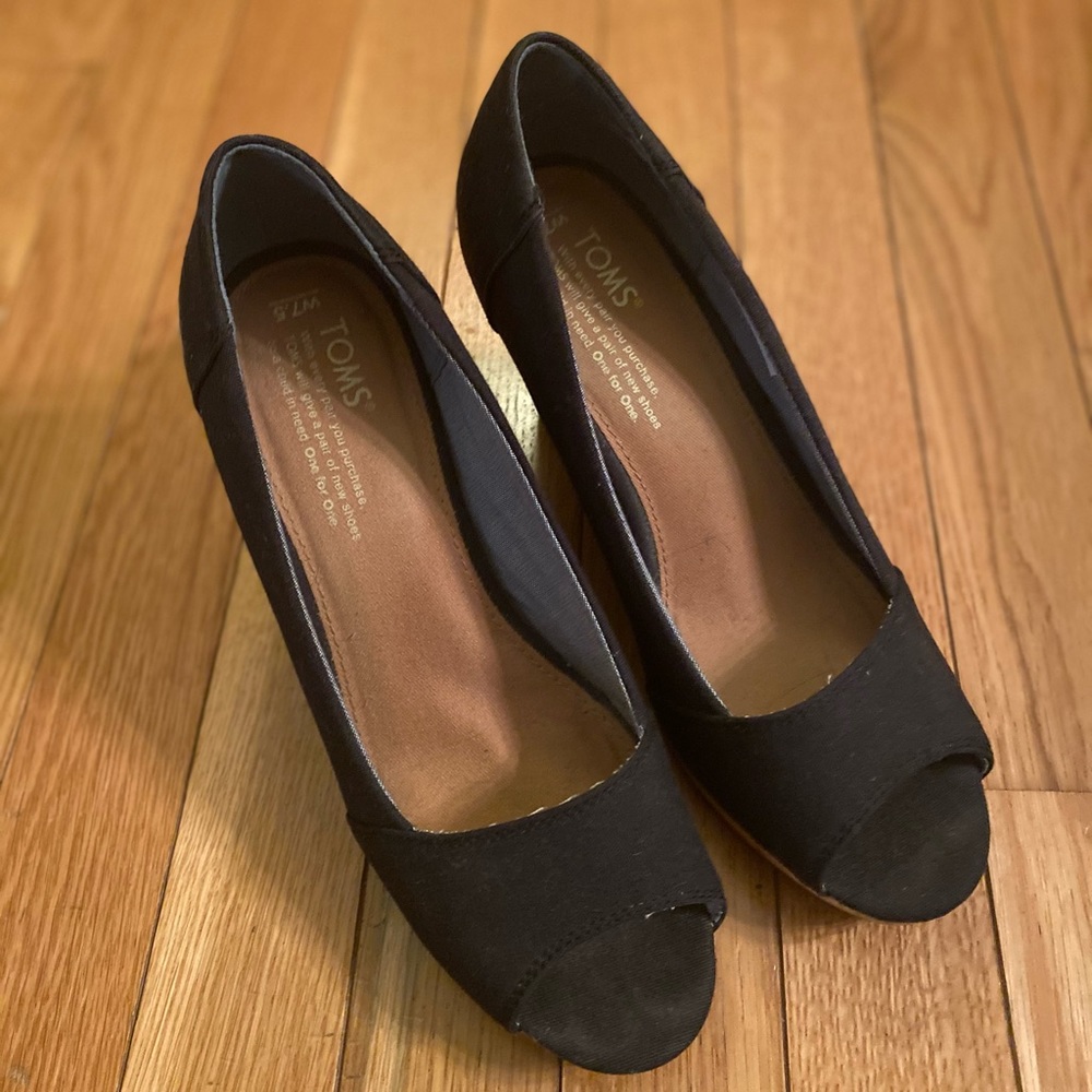 Tom’s Peep Toe Wedge